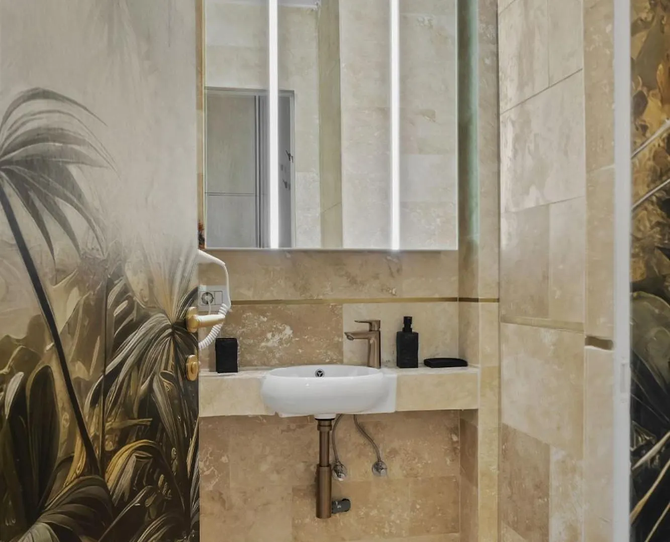 Studio Jungle Breath - City Centre Bucharest Apartment